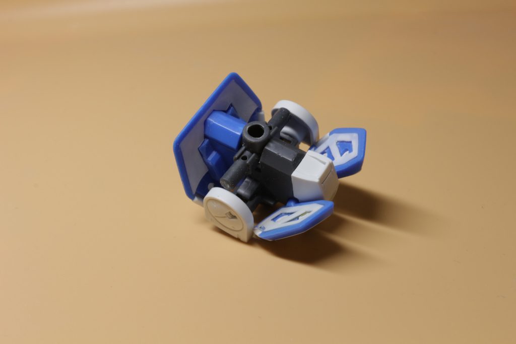 腰部アーマーの裏打ちもしたけれどまったく見えず。足裏の肉抜きもエポキシパテで埋めたけど、これも全く見えず…。小型モビルスーツなのに、妙に身長が高いので、股関節パーツをあえて上下逆さにつけて、腿の付け根の部分を少し上に移動させて、足を短くしました。3mm穴がなくなってしまうけど、貫通させれば問題なし！