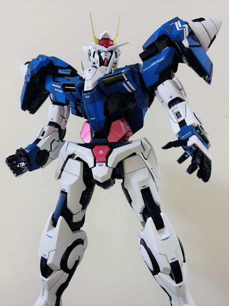 メタルビルドで発売されていたデザイナーズブルーver.がかっこよかったので、真似をして塗装しました!本来はホワイトの装甲にもスプリット迷彩があるんですが…気合いが足らずブルーの装甲のみ迷彩塗装しました。肩や左胸部のマーキングはマスキングで塗り分けしたので、ちょっと汚くなってしまいました…