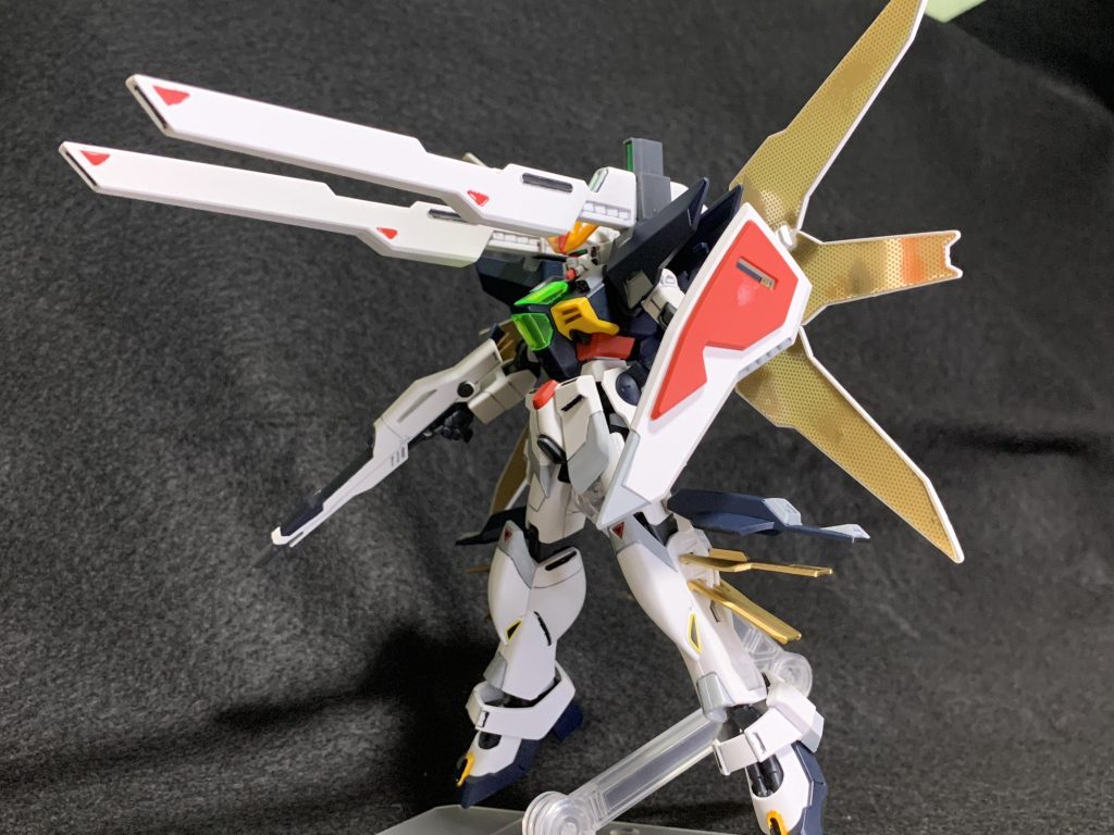 腕と脚部の放熱フィンはクレオスのゴールドスプレーで塗装を施しています。主張が強い砲身・背部リフレクター・放熱フィンがすべて画各に入ると非常に映えます。