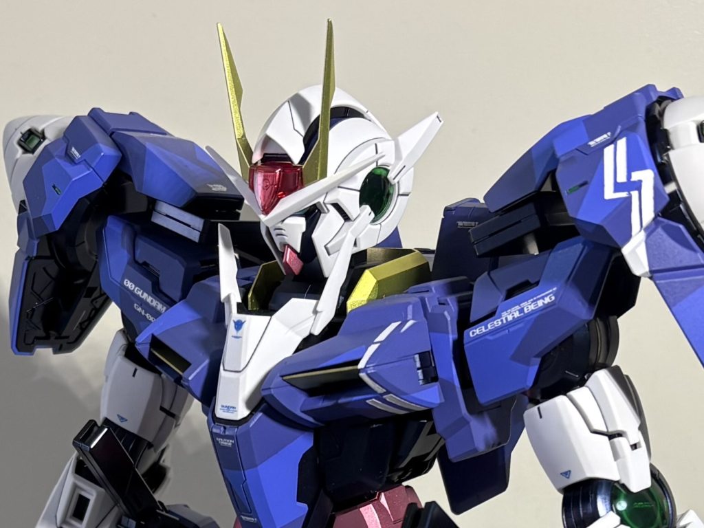 バストショット📸頭部とGNドライヴには発光ギミックがありますが、今回は無しにしてすべて塗装で仕上げています!GNドライヴは一度バラしてパーツごとに塗装しました。