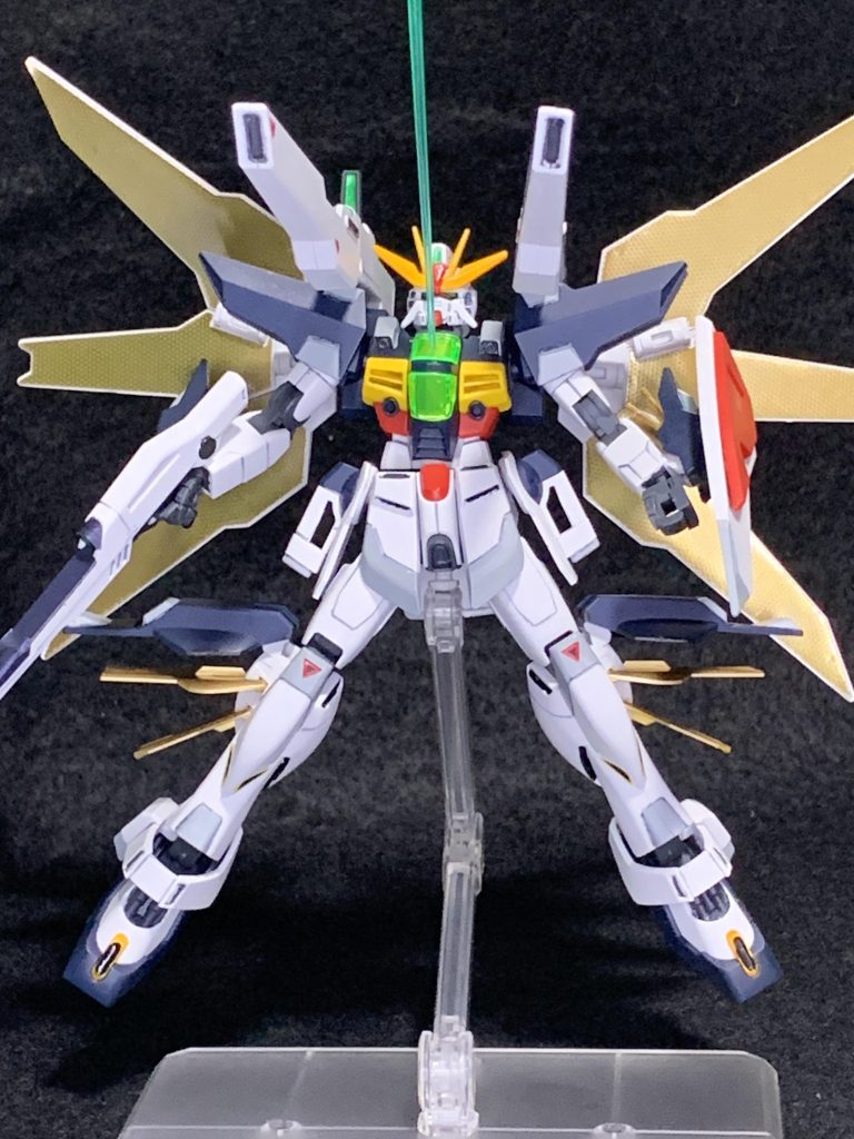 サテライトキャノン発射前のマイクロウェーブのエフェクトを追加。グリーンのビームサーベルを塗装グリップに挟んで画角の上から胸まで垂らしています。