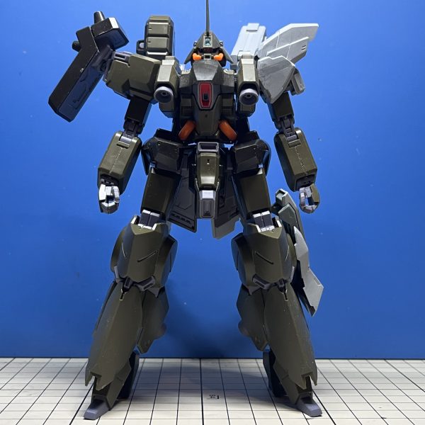 令和屈指のイケメン機体、リーベン・ヴォルフ弄りを再開しました。この機体、正面から見た時のそこはかとないヒョロさが気になりました。二の腕と太腿と股周辺を太らせれば解決しそうですが、その前にちょろっとミキシング。ひとまず左半身だけ先に。アレっぽさアップドーベン・ウルフ→リーベン・ヴォルフの機体開発の流れからは逆行した感じですけど、連邦に帰って行った親戚も色々やらされてますからね。一族の伝統として頑張ってもらいます。（2枚目）