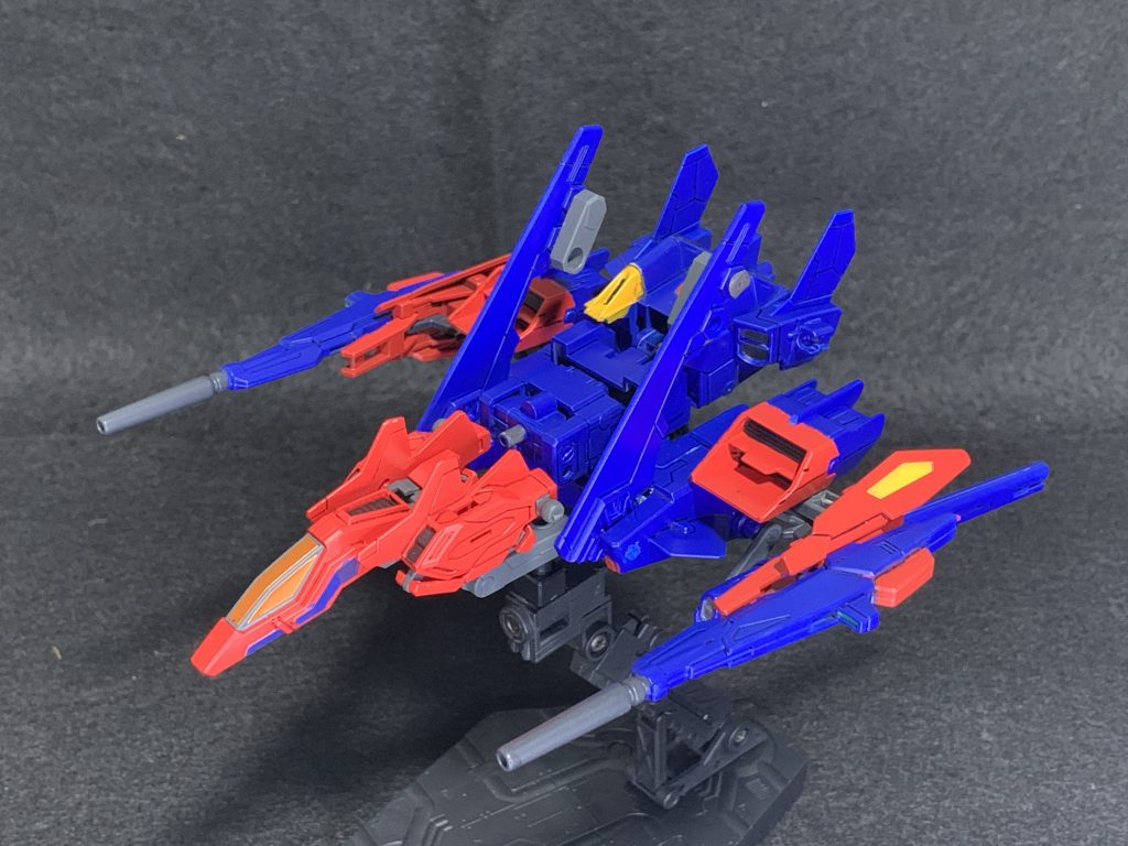 入手ができないパーツもありリサイクルショップ巡りをし材料となるオプションパーツセットを集めました。組み立て詳細は公表されておらず現物合わせで部品を加工、Gファルコンの形に仕上げました。