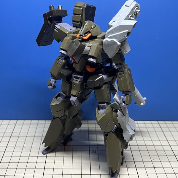 令和屈指のイケメン機体、リーベン・ヴォルフ弄りを再開しました。この機体、正面から見た時のそこはかとないヒョロさが気になりました。二の腕と太腿と股周辺を太らせれば解決しそうですが、その前にちょろっとミキシング。ひとまず左半身だけ先に。アレっぽさアップドーベン・ウルフ→リーベン・ヴォルフの機体開発の流れからは逆行した感じですけど、連邦に帰って行った親戚も色々やらされてますからね。一族の伝統として頑張ってもらいます。（3枚目）