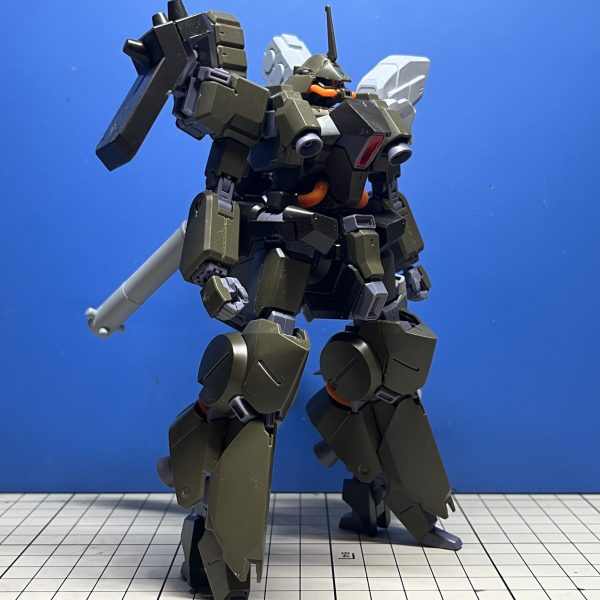 令和屈指のイケメン機体、リーベン・ヴォルフ弄りを再開しました。この機体、正面から見た時のそこはかとないヒョロさが気になりました。二の腕と太腿と股周辺を太らせれば解決しそうですが、その前にちょろっとミキシング。ひとまず左半身だけ先に。アレっぽさアップドーベン・ウルフ→リーベン・ヴォルフの機体開発の流れからは逆行した感じですけど、連邦に帰って行った親戚も色々やらされてますからね。一族の伝統として頑張ってもらいます。（4枚目）