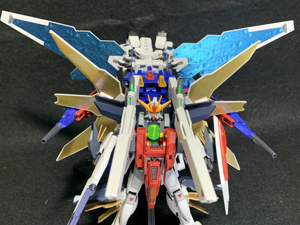 オリジナル要素を加える事ができないか?組み立て済の作品箱を捜索していたところ加工した大阪万博ガンダムのグラスフェザーを発見したため追加装備しました。