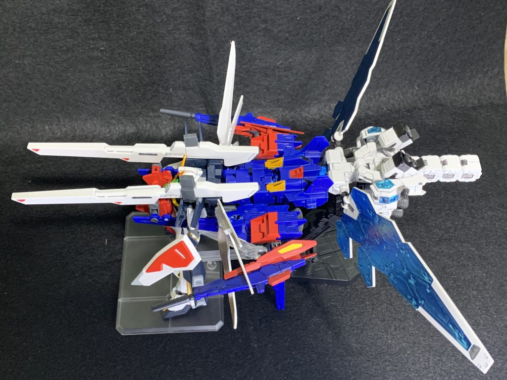 前後の幅がものすごいことになりました。グラスフェザーの尻尾部分はSDガンダムに使用していたため全長を半分に短縮しています。