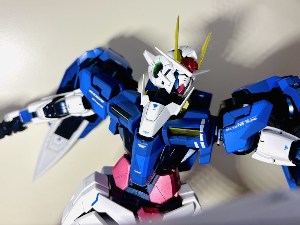 各関節にクラッチ機構があるのでポーズは決まりますが、とにかくポーズ決めるのが大変です…(一長一短とはまさにこれ!笑笑台座もダブルオー単体ならしっかり支えてくれます!