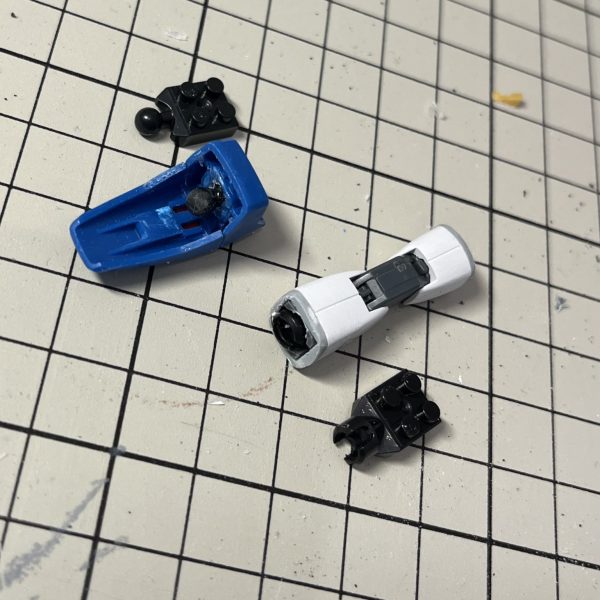 お久しぶりです！シールド改修したり、ガントレットにボールジョイント仕込んだりしてました。やりたいことやってたらアナザーコンには全く間に合わなかったですねぇ笑うるさくない程度にディテール入れたり表面処理したら塗装します（4枚目）