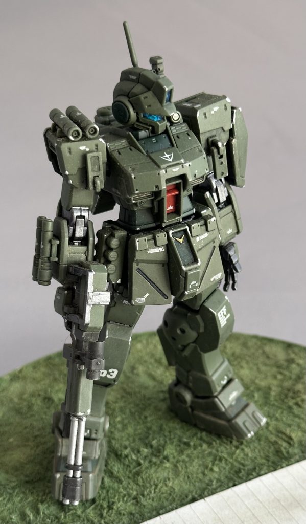 写真にしてから気が付きましたが右肩アーマー前面のプレートが跳ね上がっちゃってました。相変わらず腰のvマークの塗り分けはめんどくさい。