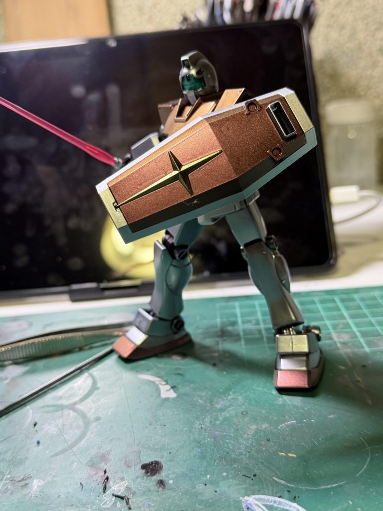 手足の合わせ目を消して、アルティメットブラックの上からパールカラーをしました。赤はクレオスのルビーレッド白はガイアのパールシルバー黄色はクレオスのトパーズゴールドです。関節等の黒は成形色です。首元のパーツが分解する際破損したので、ないままです。ご覧いただきありがとうございました。