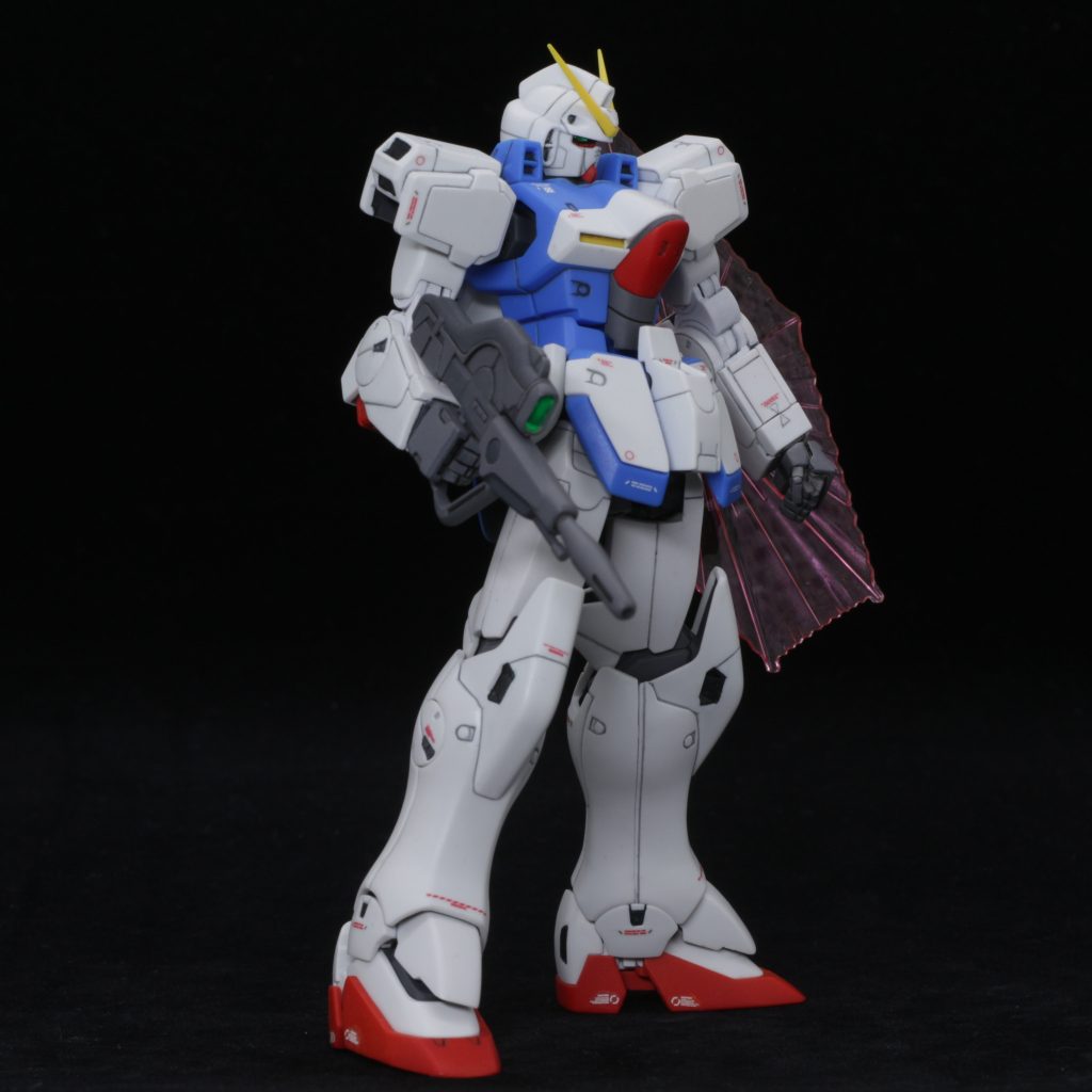 手首が小型モビルスーツらしくなく少し大きめなのと、穴あき手が残念だったので、握り手は3Dプリンタ＋エポキシパテからの削り出し。銃持ちてはそのまま使っています。肘関節は設定とかけ離れていたので、関節を逆向きにまげて二重関節を生かしながら、アニメの設定に近づけるようにプラバン貼ったり削り込んだりしています。前腕部の合わせ目は三角モールドを真っ二つにするという鬼仕様…。後ハメ加工しつつ、何とか消しました。