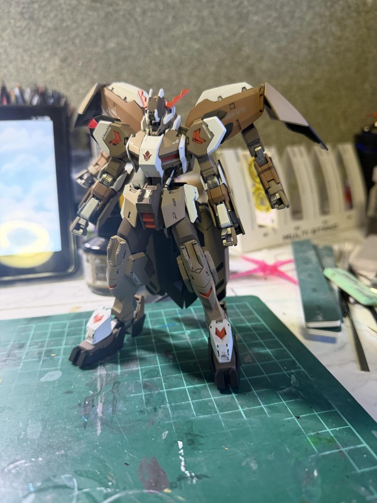 デカール墨入れ完了後。本体のブラウン部分を3色に分けて塗装しました。色がバラバラになってしまったので次回からの課題にしたいです。ご覧いただきありがとうございます♪