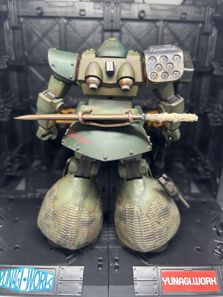 肩のガードと腰のマチェットはプラ板を重ねて自作しました。足はパテでツィンメリットコーティングに挑戦し、あえてそこだけ迷彩塗装っぽくウェザリングしました。