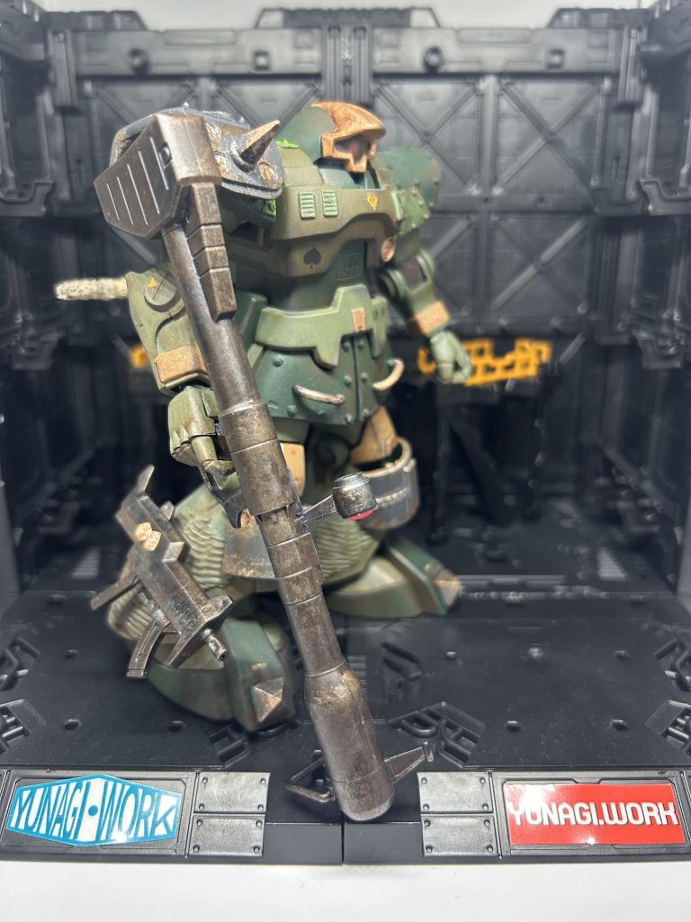 モノアイのバイザーもパテで伸ばしました。