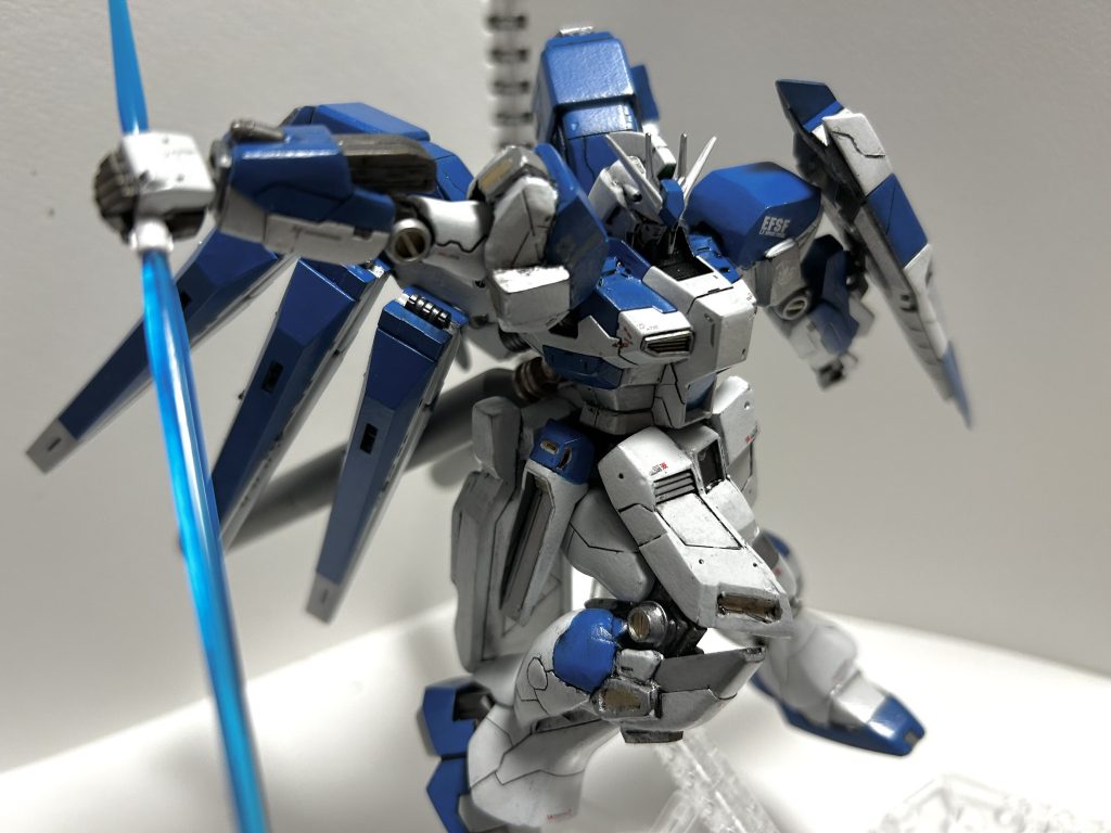肩、足などにパテを盛り、造形をガンダムアーティファクトのデザインに寄せてみました。スカートは一から作りました。
