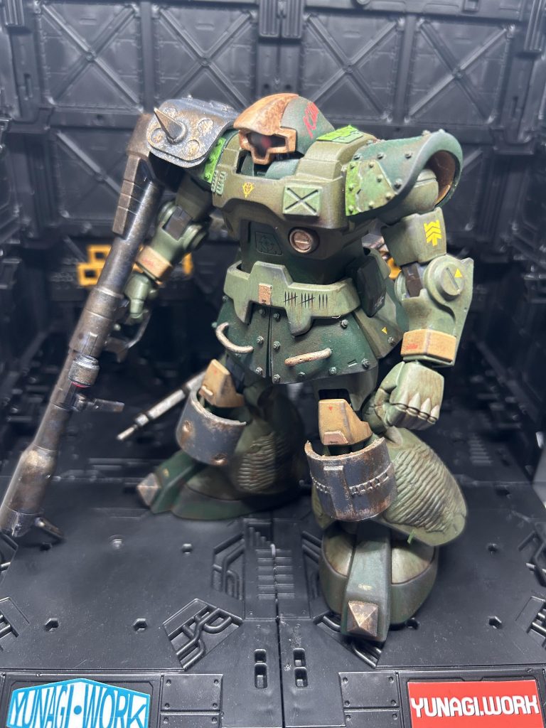 初めてプラ板を切った貼ったして挑戦したんですが皆さんのように上手くいかず苦労しました。胸とリベット等細かいモールドは市販品で、膝の装甲は100均の電柱です笑