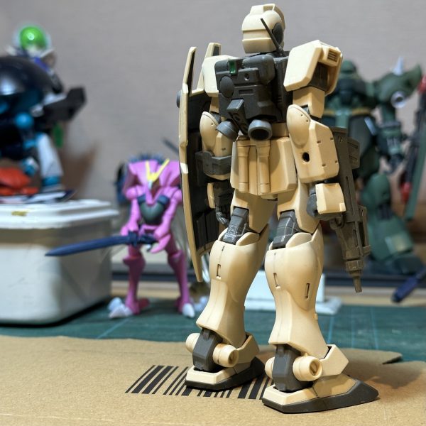 簡単フィニッシュで仕上げた過去作ジムコマンドですが、先日補修したヘイズル同様、手足の接着面が変色してしまっているので、この子も補修してあげようと思っております。今の目で見るとチョイ気になるところもありますのでその辺りも小改修したいところ。3枚目は20年前の竣工時のお姿。（2枚目）