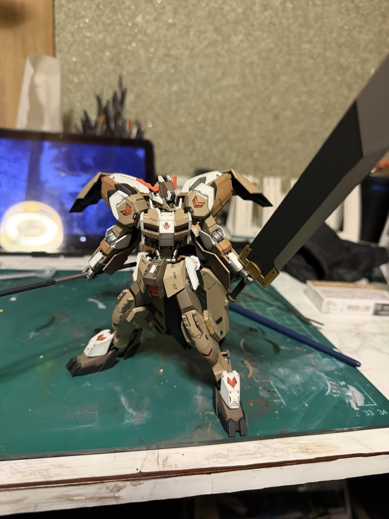 なんとなく鉄華団にはでかい武器だろって思ってでかい剣も塗装して装備させてみました。