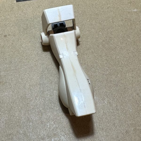 バラせるところまで一旦バラす、スカート裏に裏打ちしようとしたところ、腰パーツはすでに接着剤済みで測れない。と！ここで未接着パチ組放置のジムコマンド宇宙があるとこをリメンバー。バラして採寸モデルに抜擢、ついでにジムコマ宇宙もスカート裏ディテールを施してあげることに。（1枚目）少し大きめに感じる手首は一回り小さな最新フォーマットの手首に置換。人差し指ガードは再現。（2枚目）また、変色した合わせ目を磨いてみるも、接着剤が含浸した樹脂の内部に変色が及んでいるため、表面を磨いても改善されず。（3枚目）