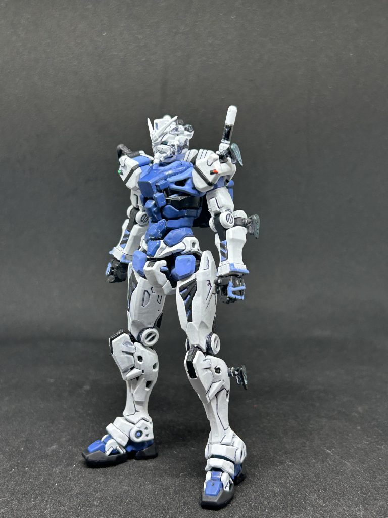 黄色をソードストライクブルー、青と赤はガンダムエアリアル改修型ブルーにしてます。塗られてない黄色部分塗るのが難しかったです。