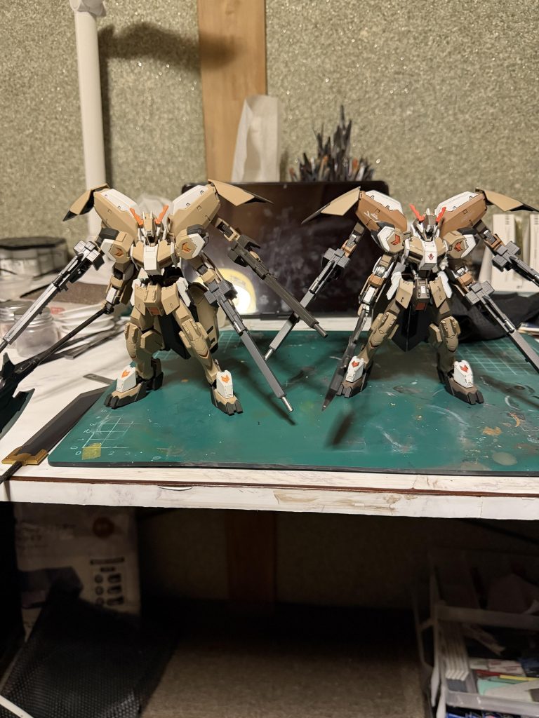 またまた以前作ったグシオンの部分塗装の物と一緒に。