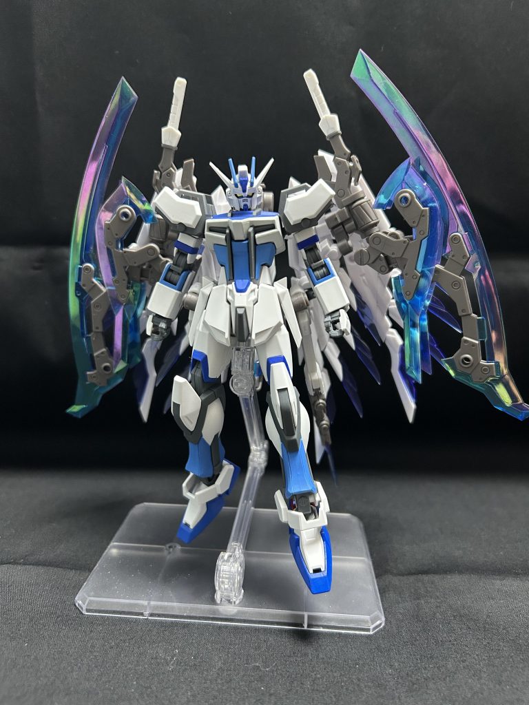 今回の17番目/Wpくんは/Dnの色違いを作りたいと前々から考えていたのでノリと勢いで制作した子です&nbsp;/Dnが黒と赤をイメージカラーにしていたので/Wpは青と白をイメージカラーにして制作しまし&nbsp;武器に使ったのはコトブキヤのフレズヴェルクアーテルの武器なのですが持ち手が長いし加工するにしても元のパーツが柔らかくて加工しにくかったので持ち手をカットサーベルの持ち手を接着して制作しました&nbsp;それでも武器が重いので肘のところに補助パーツを制作して付けていますなので武器の角度は固定ですね&nbsp;今回写真に撮らなかったのですが腰についてるスラスターにはブレードが2本装備されており近接戦も可能になっています(ビームサーベルでいいじゃん？になって実質没になった武器バランス考えて装備したままに)&nbsp;/Dnは騎士と堕天使/Wpは天使と執行人がテーマになっています