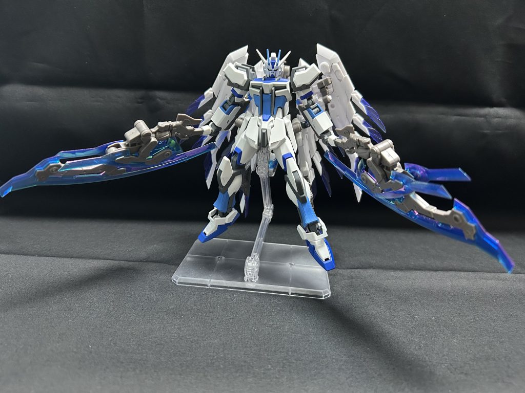 背面羽に装備されている可変式ソードサイズソードモードとサイズモードを切り替え可能