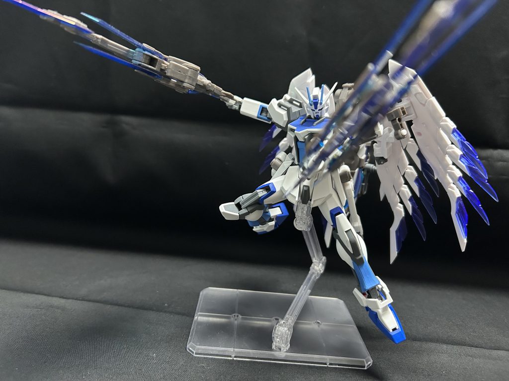 ソードモードは武器の重量を利用して敵を叩き切るビーム攻撃を防ぐ盾としても使用可能