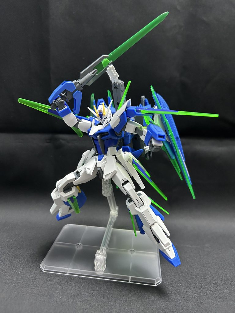 背面にGNソードVが2本マウントされておりサブアームを展開して引き出せる