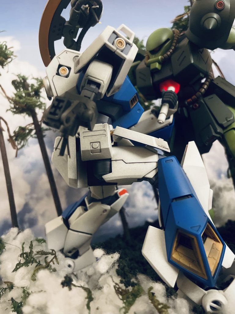 互いに片腕一本となりながら相打ちとなるシーンを再現しています。アレックスの右腕、ザクII改の左腕に夫々バトルダメージを加えてみました。キットに傷をつけるのではなくパーツに分解した上でジャンクパーツを仕込んでそれらしく見せる工夫をしました。ザクIIのコクピットパーツの裏にLEDを仕込んでいます。