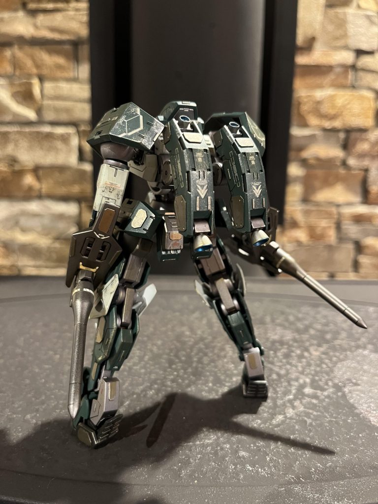 お次はバックショットです！！ 今回はハシュマル戦時のレギンレイズにしたかったのでウェザリングは火星をイメージした砂汚れをしました(´ ｡•ω•｡)