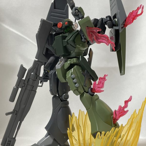 作成中のゴーストジェガンにちょこっと手を入れた。ライフルをジムスナイパーK9のものに変更、ディナイアルガンダムのエフェクトはイメージが違ったので、ファントムガンダムのエフェクトの変更しました。足元のエフェクトはフィギュアライズのオーラエフェクトを使いました。K9のバックパックの足が気に入らないので、普通のバックパックにしてロングライフルを折りたたんでマウントできるようにしました。ハンドガンはシールド裏にそれぞれマウントしています。ミキシングは一通り終わりましたので、、、しまいます😄（3枚目）