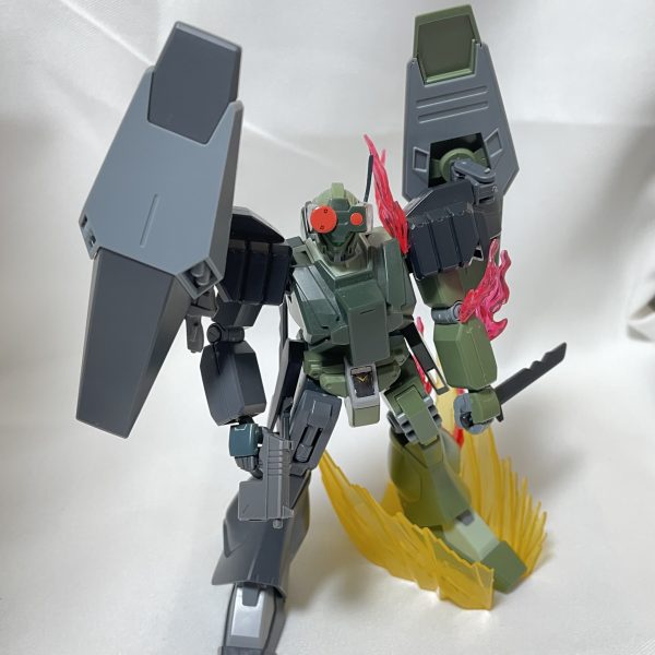 作成中のゴーストジェガンにちょこっと手を入れた。ライフルをジムスナイパーK9のものに変更、ディナイアルガンダムのエフェクトはイメージが違ったので、ファントムガンダムのエフェクトの変更しました。足元のエフェクトはフィギュアライズのオーラエフェクトを使いました。K9のバックパックの足が気に入らないので、普通のバックパックにしてロングライフルを折りたたんでマウントできるようにしました。ハンドガンはシールド裏にそれぞれマウントしています。ミキシングは一通り終わりましたので、、、しまいます😄（4枚目）