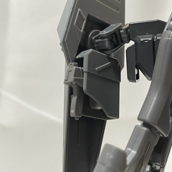 作成中のゴーストジェガンにちょこっと手を入れた。ライフルをジムスナイパーK9のものに変更、ディナイアルガンダムのエフェクトはイメージが違ったので、ファントムガンダムのエフェクトの変更しました。足元のエフェクトはフィギュアライズのオーラエフェクトを使いました。K9のバックパックの足が気に入らないので、普通のバックパックにしてロングライフルを折りたたんでマウントできるようにしました。ハンドガンはシールド裏にそれぞれマウントしています。ミキシングは一通り終わりましたので、、、しまいます😄（5枚目）