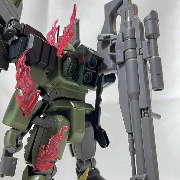 作成中のゴーストジェガンにちょこっと手を入れた。ライフルをジムスナイパーK9のものに変更、ディナイアルガンダムのエフェクトはイメージが違ったので、ファントムガンダムのエフェクトの変更しました。足元のエフェクトはフィギュアライズのオーラエフェクトを使いました。K9のバックパックの足が気に入らないので、普通のバックパックにしてロングライフルを折りたたんでマウントできるようにしました。ハンドガンはシールド裏にそれぞれマウントしています。ミキシングは一通り終わりましたので、、、しまいます😄（6枚目）