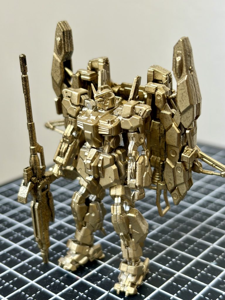 ガンダムアーティファクトのスーパーガンダムを組み立ててみました。あまりにも各パーツが小さくて難易度の高さに驚きます。よくフル塗装されている作品を見かけますが、皆様の技術力に驚きます。