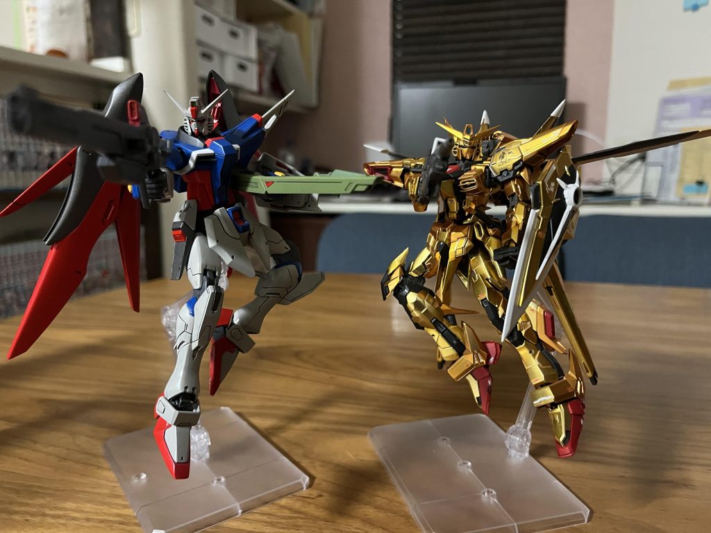 先に作っていたRGアカツキと。シラヌイパックも作らないとなぁ……