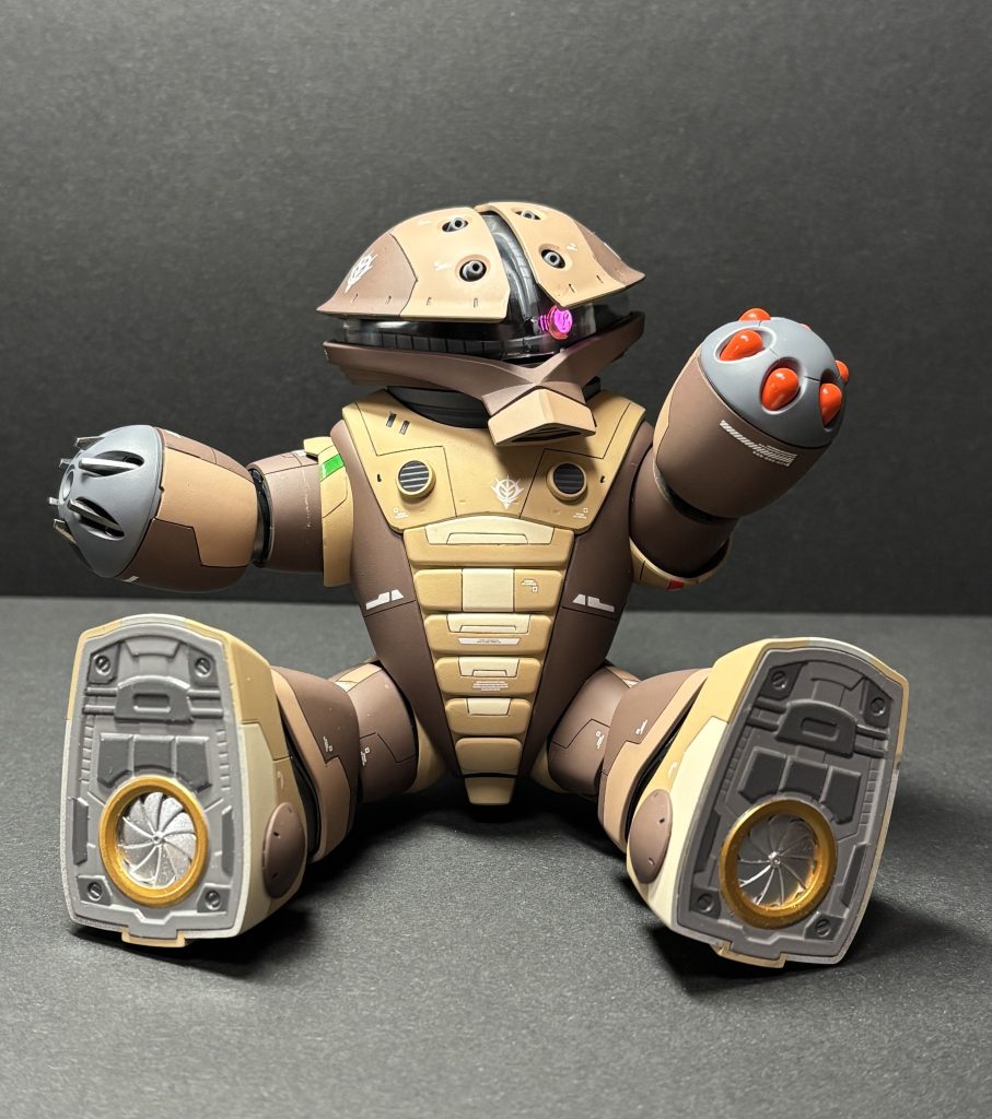 このポージングかわいくて好きです😊今回はチャレンジしたのはモノアイを光らすのと立たすと見えないですが足裏の塗り分け塗装、バーニアのグラデーション塗装を頑張ってみました。