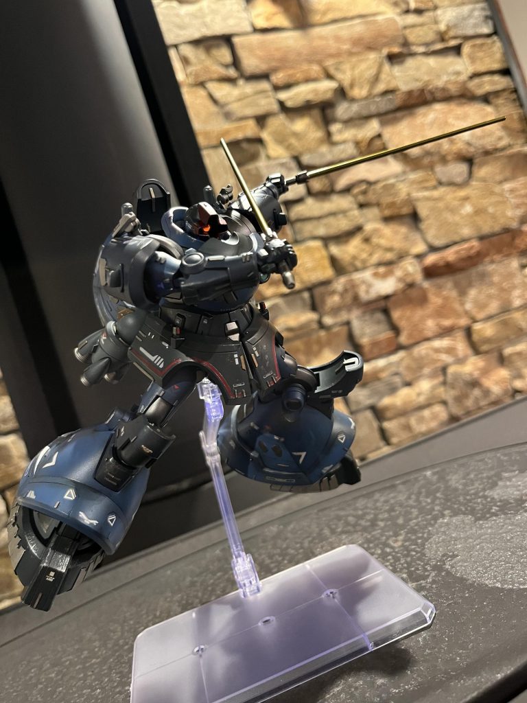 お次は、ビームサーベル！！ 今回久しぶりモノアイを蛍光塗料で光らせて見ました(´・ω・｀) やっぱりジオン機体はかっこいい✨