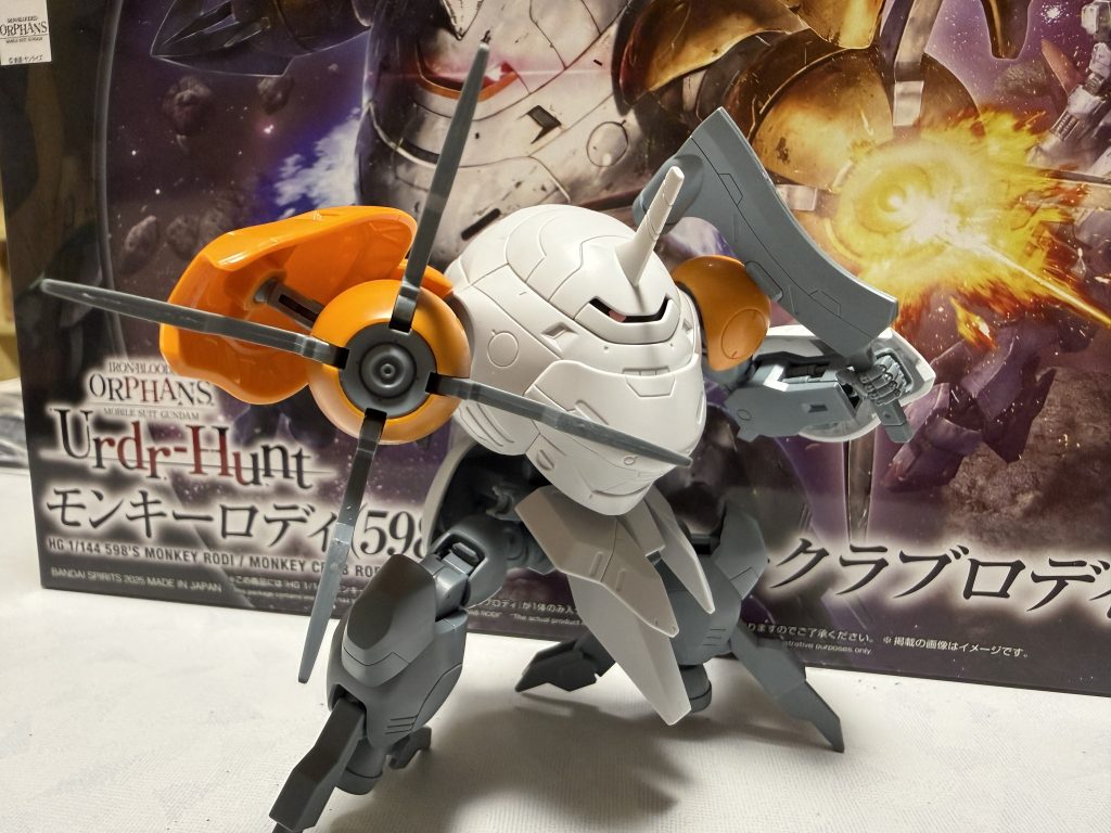 このあと、手脚をもがれることを察知して威嚇しています。