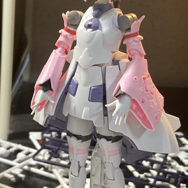 まだ仮組み完了してないけど､全体のイメージは出来上がってきた｡30MSの手足使ってるけど意外と違和感無くていい…。ちなみに耳辺りに付けている緑色のパーツはプレバンのガンプラパーツだけど何のパーツかわかるかな？。（2枚目）