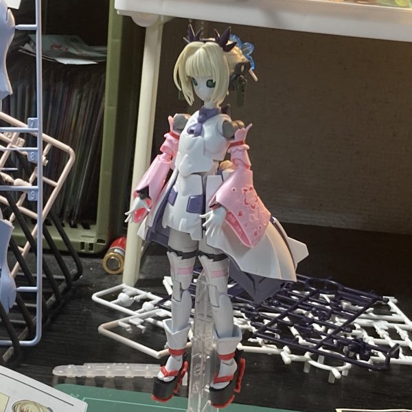 まだ仮組み完了してないけど､全体のイメージは出来上がってきた｡30MSの手足使ってるけど意外と違和感無くていい…。ちなみに耳辺りに付けている緑色のパーツはプレバンのガンプラパーツだけど何のパーツかわかるかな？。（4枚目）