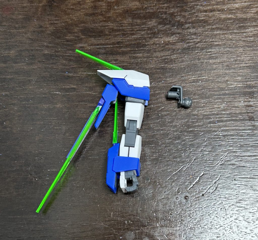 腕はジャンクパーツのリバイブグフの関節パーツをカットして使用