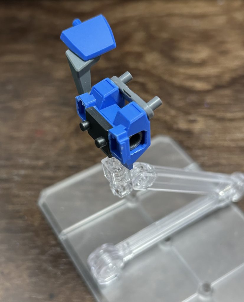 背面バックパックはダブルオーの胴体パーツを後ろまるまる拝借して2ピンに加工GNドライブユニットにそのままGNシールドを移植しています