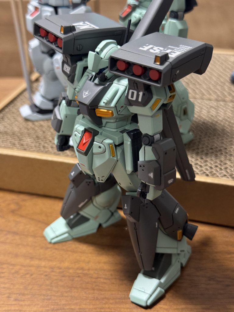 クシャトリヤとの一戦は何度観たことか…いつもは生塗りですがジェガン二機はカラーを調合して3回塗り直しました。水性ホビーカラーなのでマジックリンで即落ちするので助かります。ガンキャノン、ジェスタも好きなので作ってみたいですが…ついついザクに手が伸びてしまいます。ご観覧ありがとうございました🙇