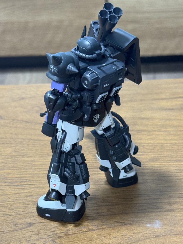 バーニア脚部の合わせ目消しは断念して段落ち処理。ボディの色、ランドセル、動力パイプの色、バズーカの色は違う色で塗ったつもりがほとんど同じ感じになってしまいました💦