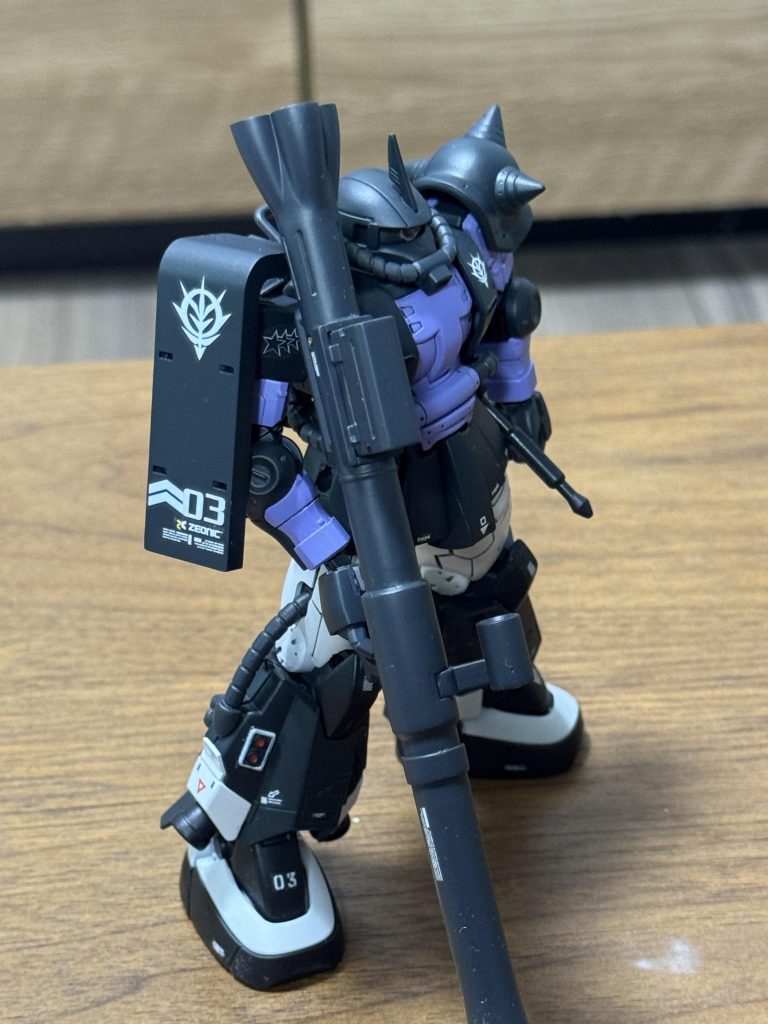 デカール種類の意味がわからないまま貼ってます😅これは中尉？軍曹？💦いつかは3体揃えたいな。今、リバイブ版ザクⅡを作っていますが、次はグフにするか？ゲルググ？それともハイザックカスタム？悩んでおります。今回もご観覧ありがとうございました🙇