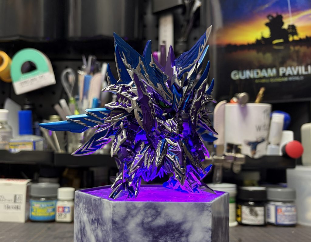 撮影画像だとライト当ててるのでイマイチ台座の効果が得られませんが実物こんな感じに光ってます。