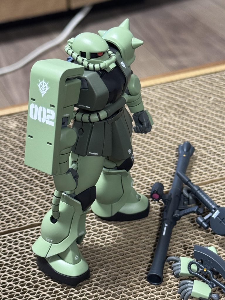 頭部アンテナ穴埋め、腕の合わせ目消し以外はイジらず墨入れデカールも少なめに。【アシタのデカール】を初めて使用しました、乾燥した後に薄いフィルムを剥がす予定でしたが…トップコートを吹いてしまいました。&nbsp;